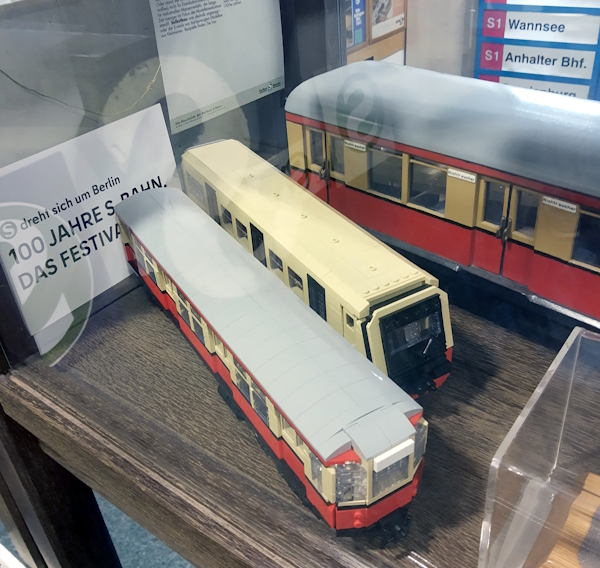 Blick in die Vitrine mit den zwei neuen Modellen.