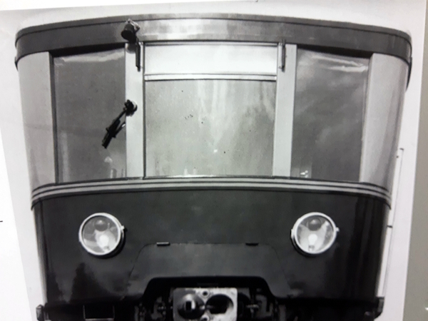 Ein schwarz-weiß Bild mit Frontalansicht eines S-Bahn-Zuges mit den markanten drei feinen Strichen