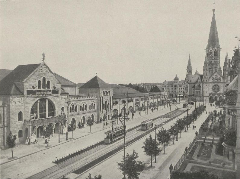 Die Asstellungshallen am Bahnhof Zoo. Gesehen Richtung Osten von der heutigen Straßenkreuzung Joachimsthaler Ecke Budapester Straße aus. Rechts im Bildhintergrund die Kaiser-Wilhelm-Gedächtniskirche.