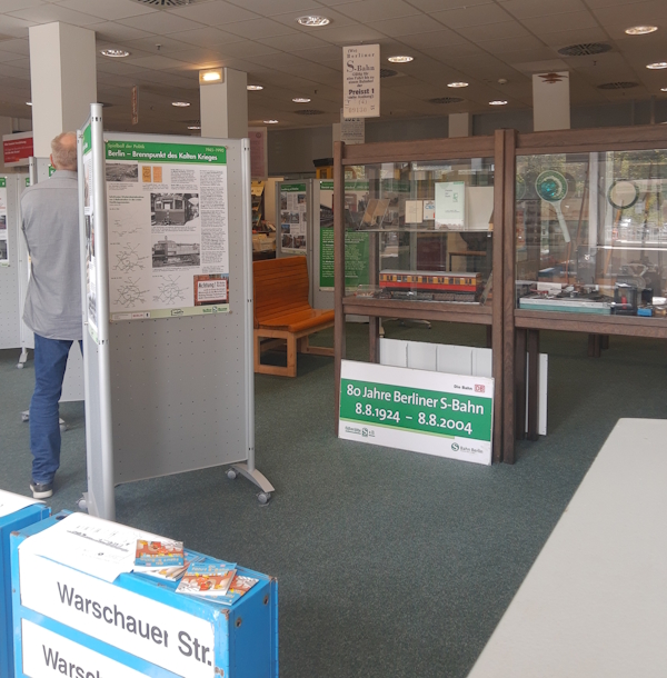Ein Blick in den Ausstellungsraum: Stelltafeln und weitere Artefakte.