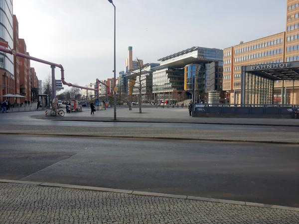 Am Potsdamer Platz, Blickrichtung Südwesten, zwischen der Alten Potsdamer Straße und der Linkstraße erstreckt sich eine lange Grünfläche zwischen Büroneubauten. Hier hat früher einmal der Potsdamer Bahnhof, gestanden.